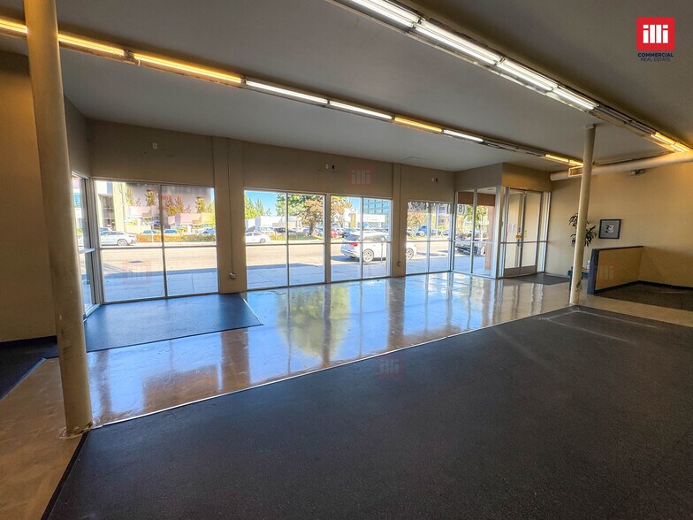 More Photos Of 21144-21146 Ventura Blvd, Woodland Hills Storefront Retail Office For Lease
