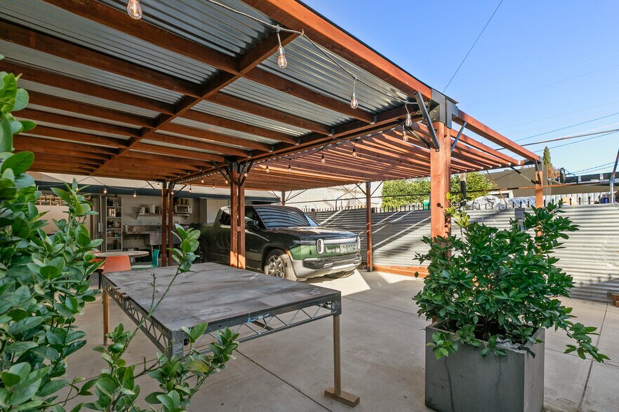 More Photos Of 10542 Burbank Blvd, North Hollywood Storefront Retail Office For Sale