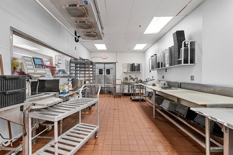 More Photos Of 2330 Menasha Ave, Manitowoc Supermarket For Sale