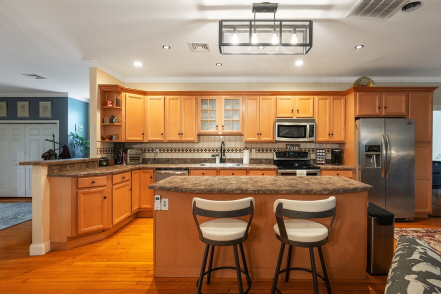 More Photos Of 140 Clinton St, Schenectady Storefront Retail Residential For Lease