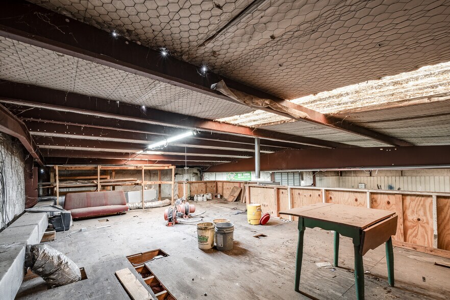 More Photos Of 910 E Church St, Livingston Service For Sale