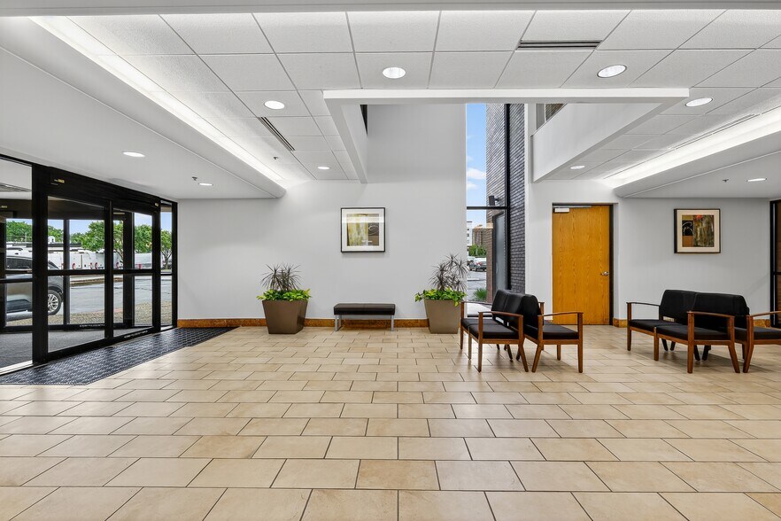 More Photos Of 8888 Ladue Rd, Ladue Medical For Lease
