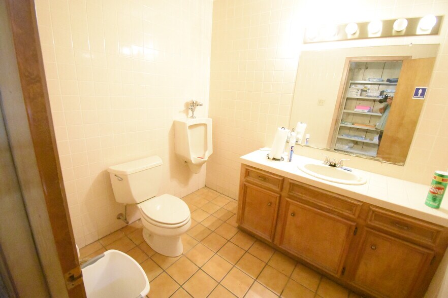 More Photos Of 630 Kentucky St, South Houston Office For Sale