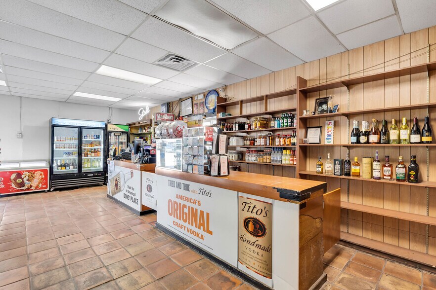 More Photos Of 1000-1006 Truman Ave, Key West Bar For Sale