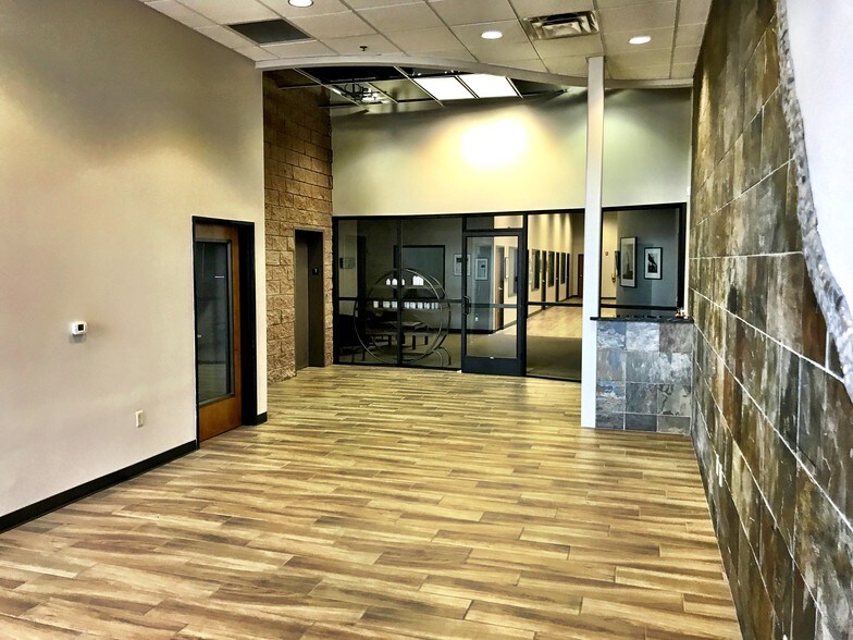 More Photos Of 4545 E Broadway Rd, Phoenix Showroom For Lease