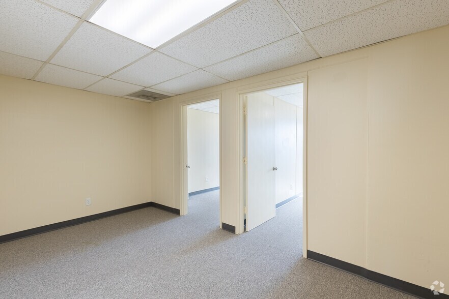 More Photos Of 7364-7390 Reading Rd, Cincinnati Storefront Retail Office For Lease