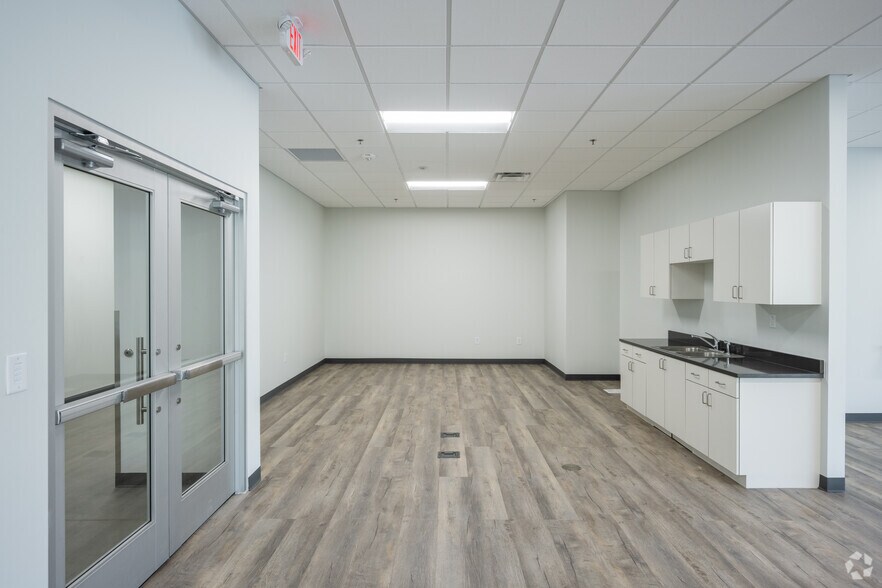 More Photos Of 2004 Moore Duncan Hwy, Moore Manufacturing For Lease