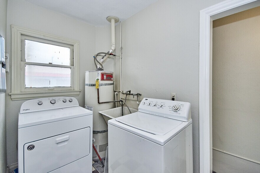 More Photos Of 6669 De Longpre Ave, Los Angeles Apartments For Sale