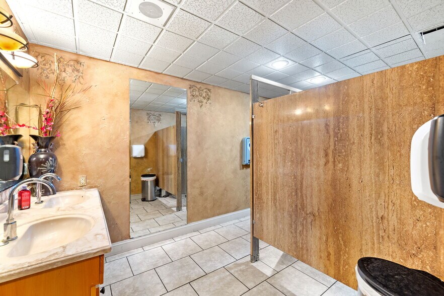 More Photos Of 2001 E Washington St, New Castle Restaurant For Sale