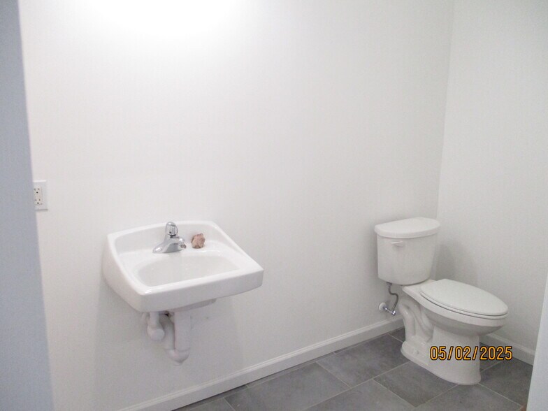 More Photos Of 67 Woodside Pl, Newark Flex For Lease