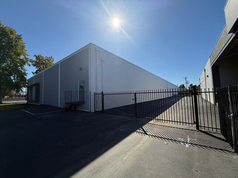 More Photos Of 360 Commerce Cir, Sacramento Warehouse For Sale