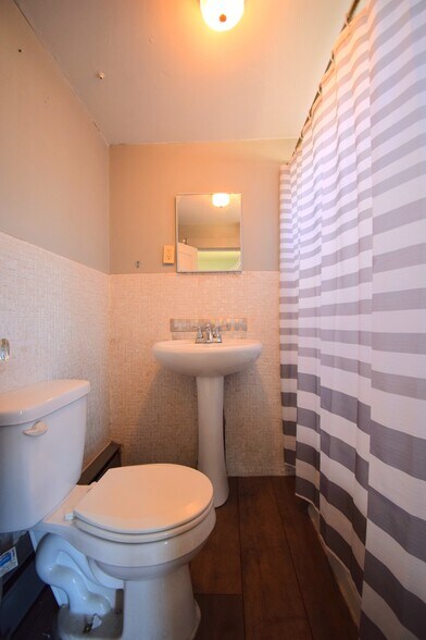 More Photos Of 102 N Park St, Sesser Restaurant For Sale