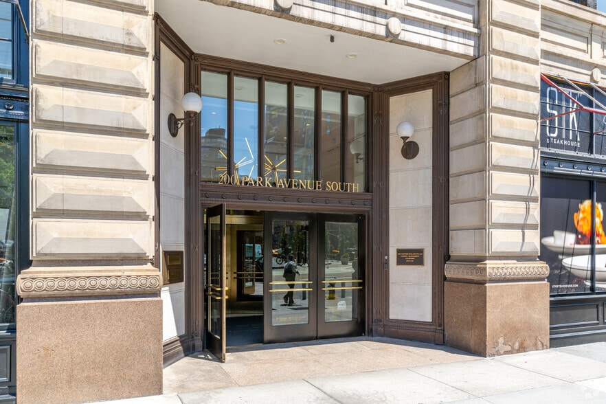 More Photos Of 200 Park Ave S, New York Office For Lease
