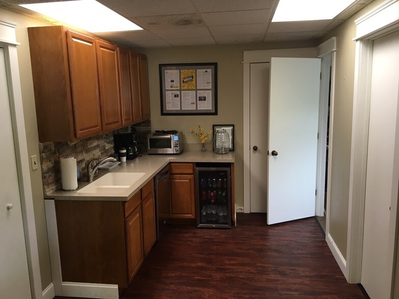 More Photos Of 1676 Viewpond Dr SE, Grand Rapids Office For Lease