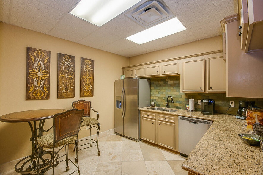 More Photos Of 1414 S Friendswood Dr, Friendswood Office For Lease