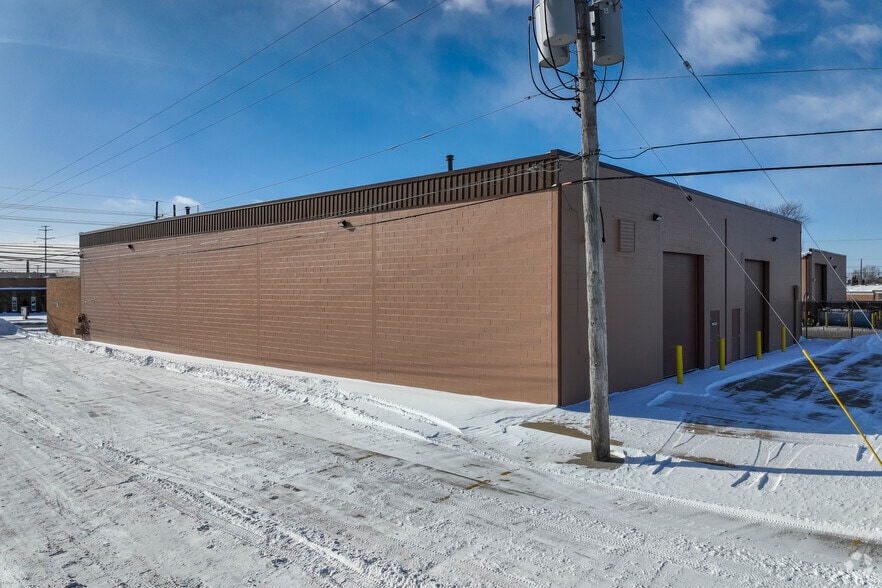 More Photos Of 16129 Common Rd, Roseville Warehouse For Lease