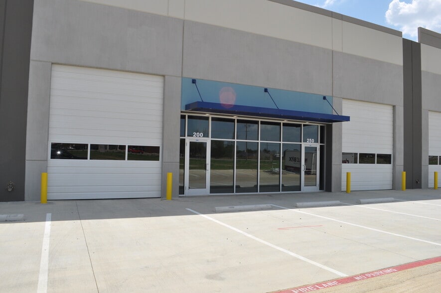More Photos Of 550 W Round Grove Rd, Lewisville Showroom For Lease