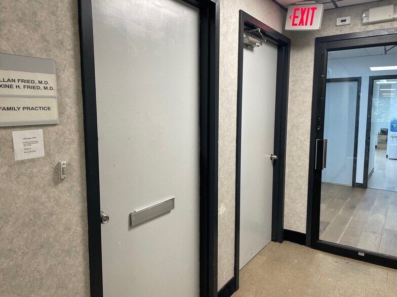 More Photos Of 17 Maple Dr, Great Neck Storefront Retail Office For Lease