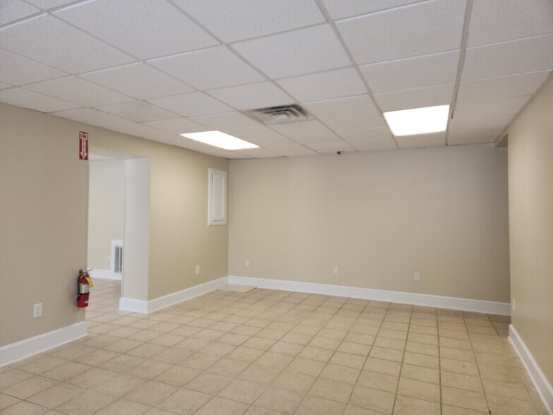 More Photos Of 188 Lake St, Liberty Freestanding For Lease
