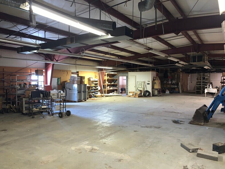More Photos Of 52 Mid Valley, Verona Light Manufacturing For Sale