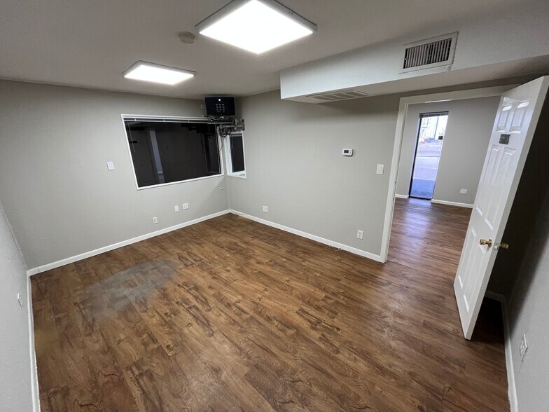 More Photos Of 5180-5186 52nd St, Clearwater Manufacturing For Lease