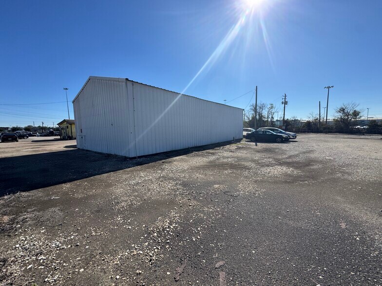 More Photos Of 8479 North Fwy, Houston Auto Repair For Lease