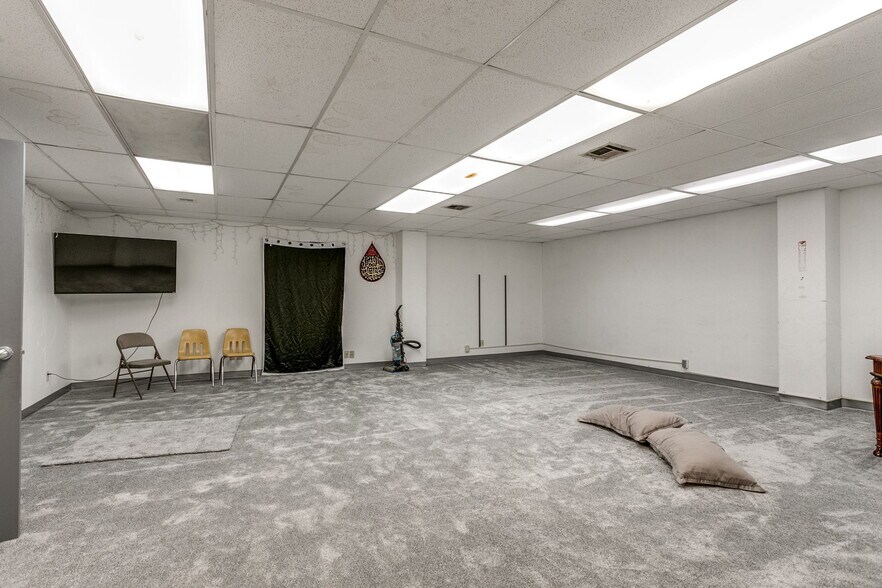 More Photos Of 400 N Macarthur Blvd, Oklahoma City Warehouse For Sale