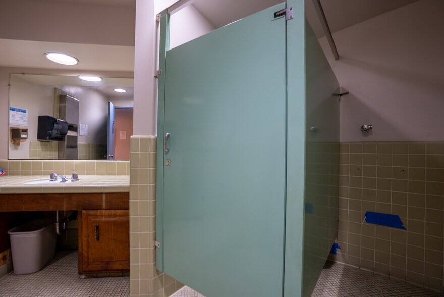 More Photos Of 4946 Florence Ave, Bell Medical For Lease