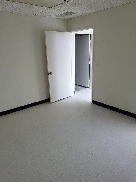 More Photos Of 190 N Arrowhead Ave, Rialto Warehouse For Lease