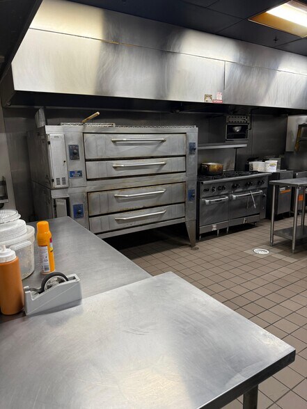 More Photos Of 61 S Fair Oaks Ave, Pasadena Restaurant For Lease