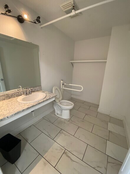 More Photos Of 2103 US-190 Hwy, Hammond Showroom For Sale