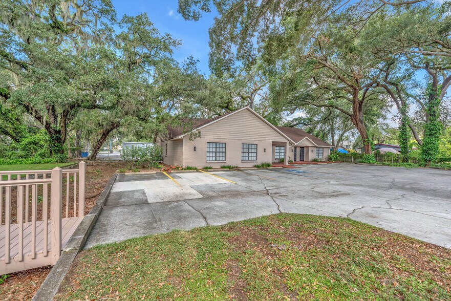 More Photos Of 308 Elizabeth St, Brandon Office For Lease