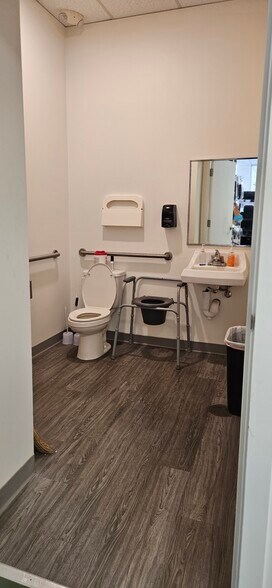 More Photos Of 2700 S King St, Honolulu Unknown For Lease