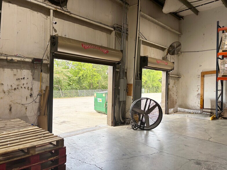 More Photos Of 2847 John Deere Dr, Knoxville Light Distribution For Lease