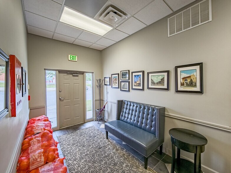 More Photos Of 806 US-82, Tifton Office For Sale