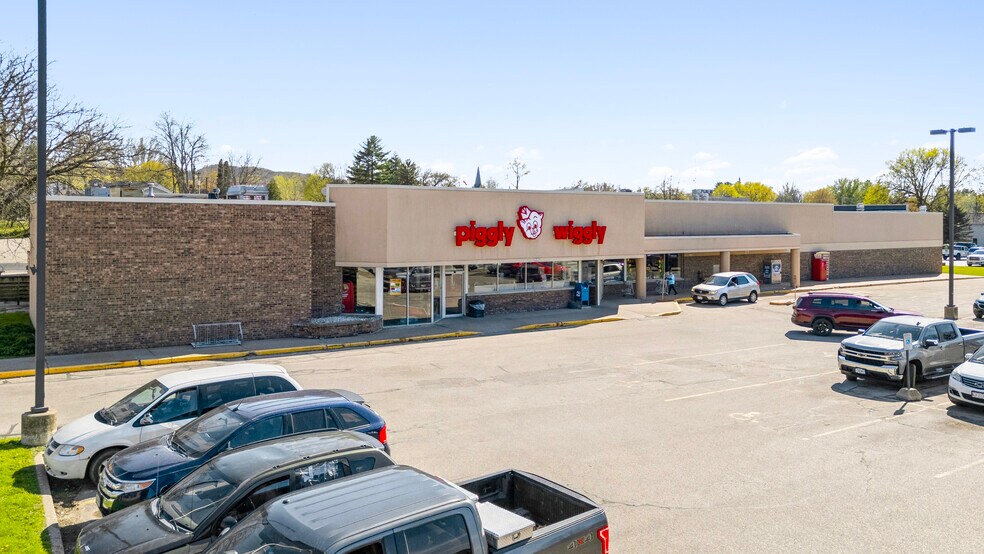 More Photos Of 106 W Oak St, Boscobel Supermarket For Sale