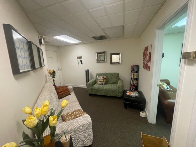 More Photos Of 33 Bedford St, Lexington Medical For Sale