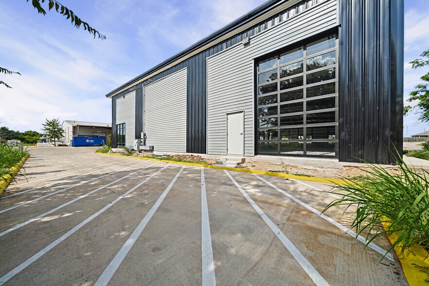 More Photos Of 300 Co Rd 199, Hutto Flex For Lease