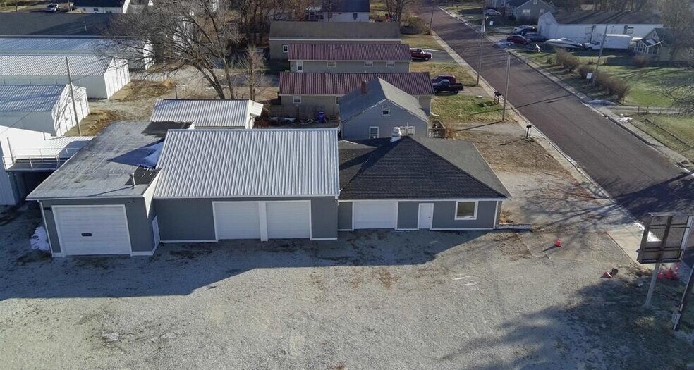 More Photos Of 421 E Moneta Ave, Peoria Heights Self Storage For Lease