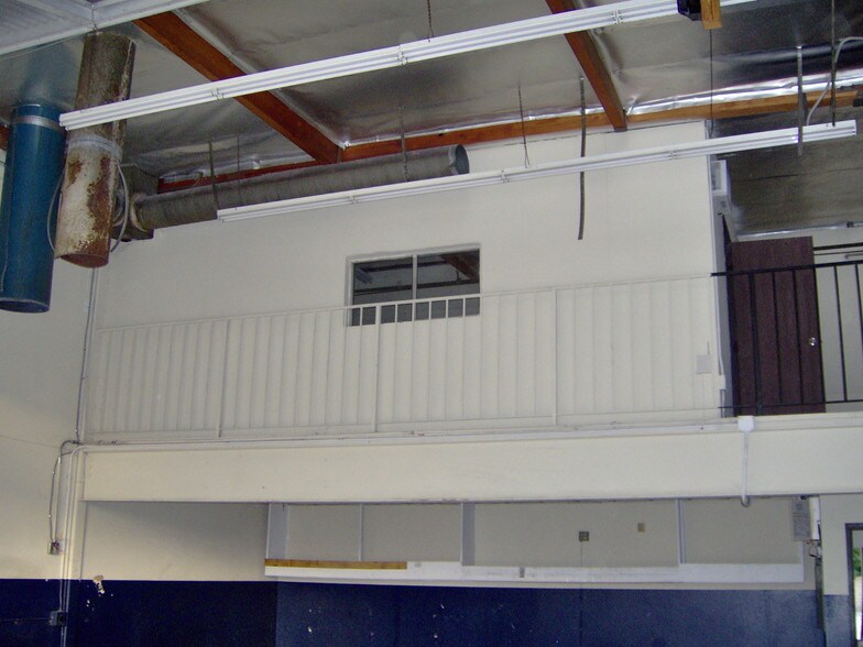 More Photos Of 24309 Creekside Rd, Valencia Service For Lease