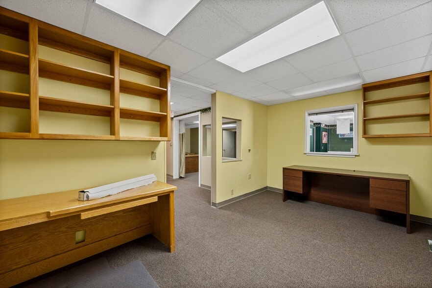 More Photos Of 1004 Glenview Dr, Glasgow Medical For Sale