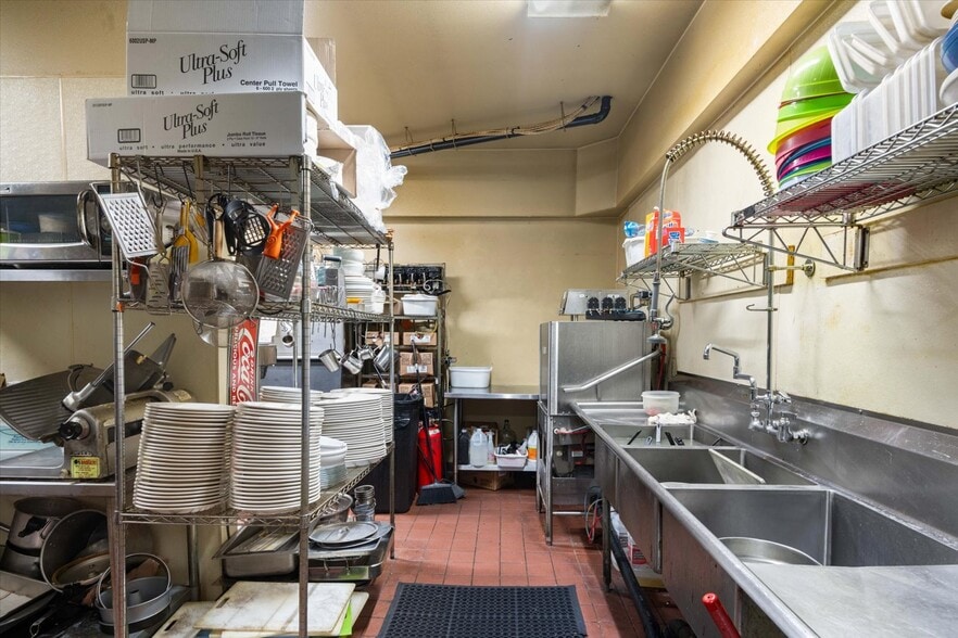 More Photos Of 7000 W Okanogan Pl, Kennewick Restaurant For Sale