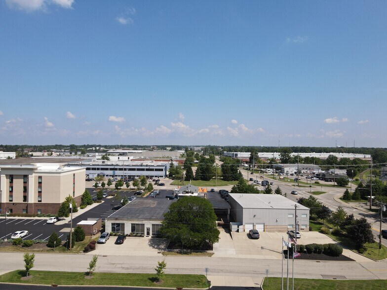 More Photos Of 10691 Kenwood Rd, Cincinnati Showroom For Lease