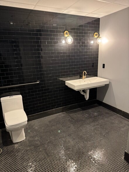 More Photos Of 80 Main St, New Canaan Storefront For Lease