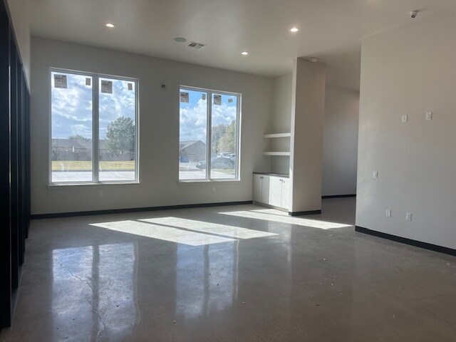 More Photos Of 1010 S Santa Fe Ave, Moore Office For Lease