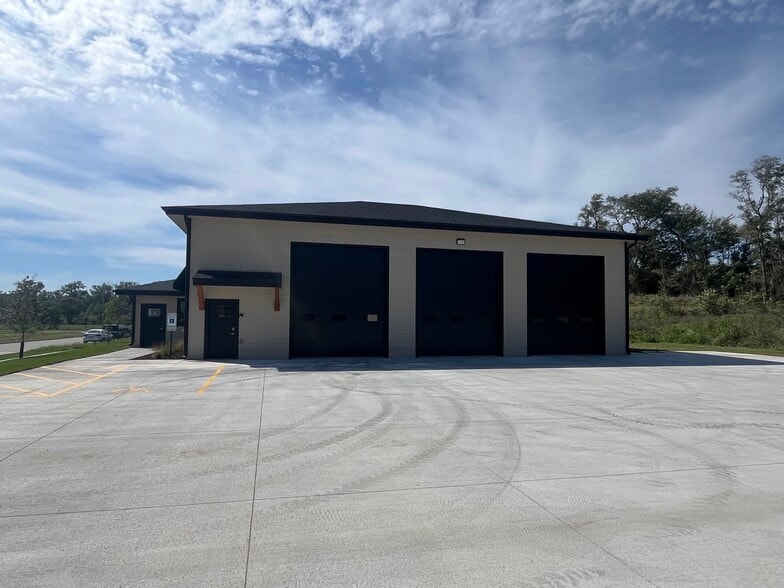 More Photos Of 3528 14th Ave, Council Bluffs Flex For Lease