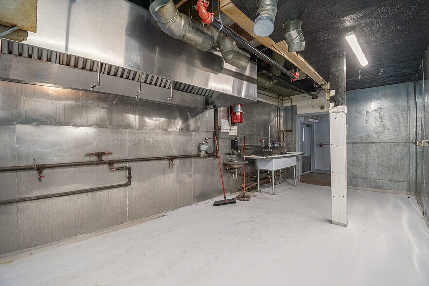 More Photos Of 6500 Railroad Ave, Omaha Restaurant For Sale