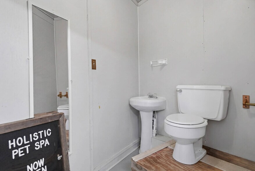 More Photos Of 450 Stephens St, Rochelle Storefront Retail Office For Sale