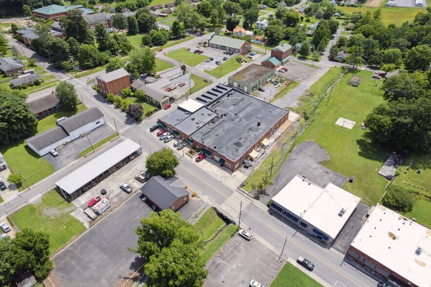 More Photos Of 307 S Depot St, Rogersville General Retail For Lease