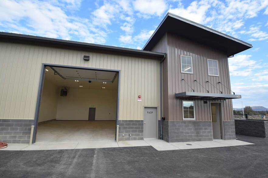 More Photos Of 1051 SW Layton Ct, Prineville Warehouse For Sale